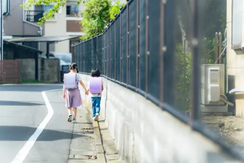 引っ越し先の家の前にスクールゾーンがあります。住民でも許可証がなければ車で通れないのでしょうか？