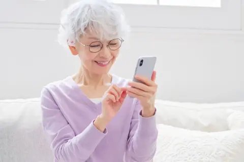 母が「実質1円」のiPhoneを契約してきました。どうしてそんなに安くなるのでしょうか？クーリングオフした方がいいでしょうか？