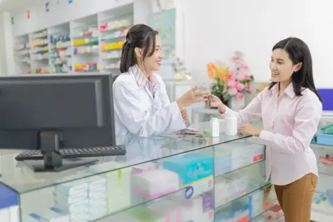 薬局によって薬代は変わるのでしょうか？ 病院の近くの薬局を選ぶと安くなると聞いたのですが、薬局選びで医療費に差が出ることはありますか？