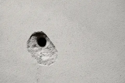 賃貸だけど開けてしまった壁の穴、自分で直すべき？ そのまま退去すべき？ 退去費用を安くするコツを教えてください。