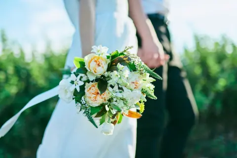 息子に「結婚資金」としてお金を渡したいけど「税金面」が怖い…！息子名義の口座に入れる？息子夫婦名義にする？どのような形で贈るのがいいか解説