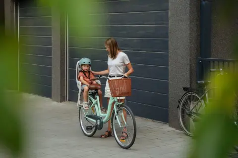 4月から自転車で「小学生の子どもと2人乗り」は“反則金3000円”の対象に!? チャイルドシートありでも「小学生以上」はダメですか？ まだ子どもは“自転車に乗れない”のですが…