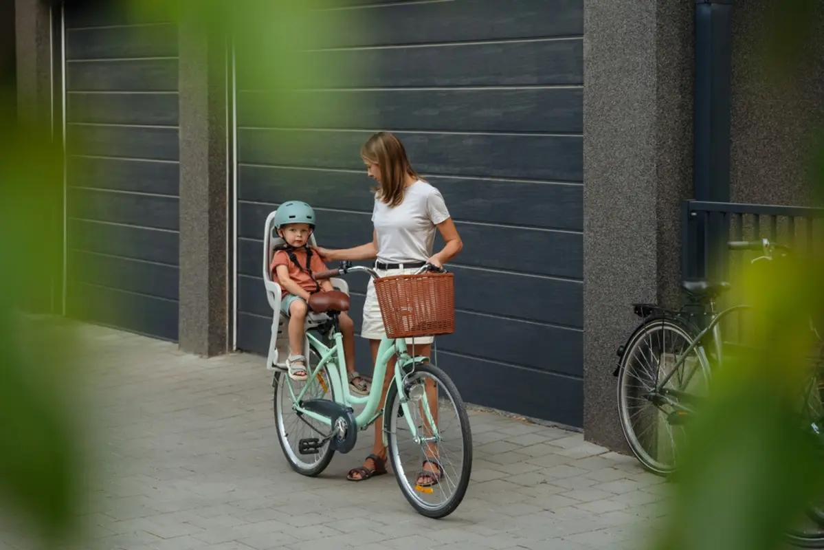 4月から自転車で「小学生の子どもと2人乗り」は“反則金3000円”の対象に!? チャイルドシートありでも「小学生以上」はダメですか？ まだ子どもは“自転車に乗れない”のですが…