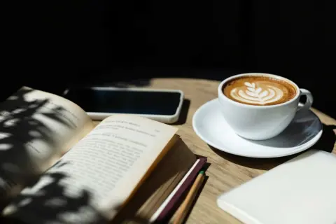 彼女は「気分転換になるから」と、普段からスタバを利用しています。こういう気分転換目的のカフェ代って、手取りのどれくらいまでが普通でしょうか？