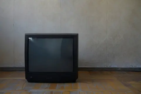 一人暮らしの母が生活保護を受給中。古いテレビが壊れかけているため、新しいものを買ってあげたいのですが、そのせいで生活保護費が減らされたりすることはないのでしょうか…？