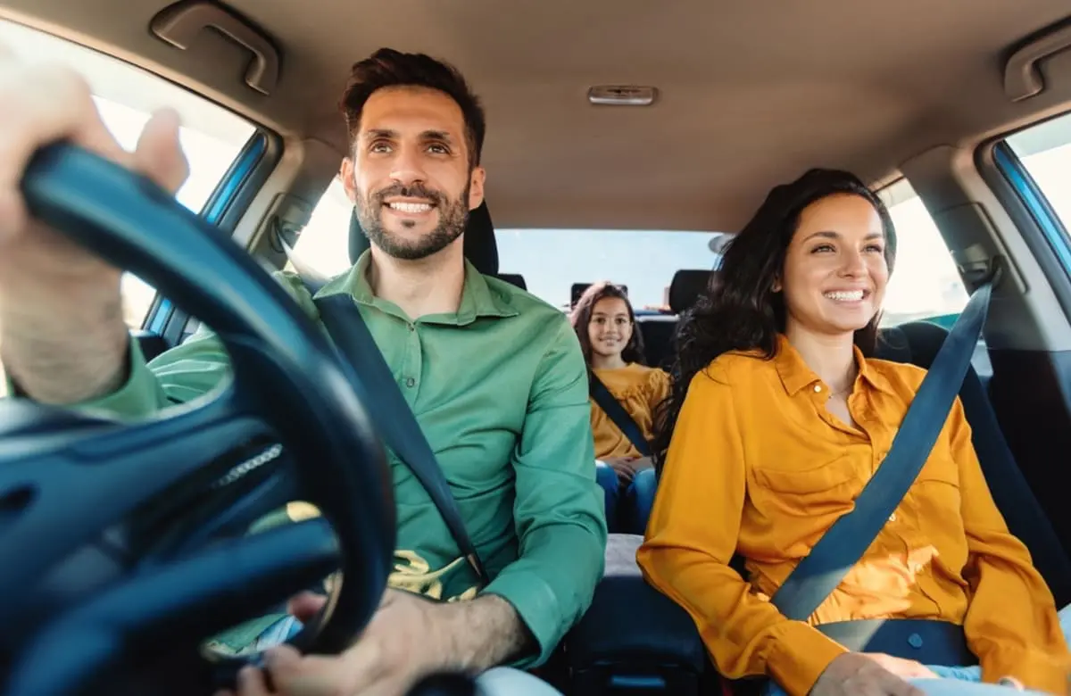 大阪から“家族で東京旅行”へ！ 夫は「深夜に出発すると高速が安い」と言いますが、子どもに“車で深夜移動”はキツイですよね…？「夜出発・昼出発・新幹線」の費用と比較