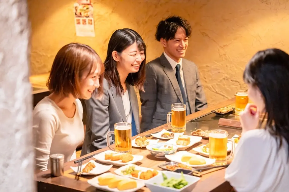 取引先との会食は勤務扱いになりません。一方、知人の会社は会食も勤務時間扱いだそうです。自分はサービス残業していることになりますか？