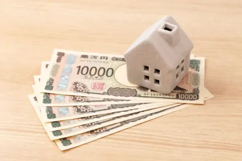 東京に住む“大学生のわが子”への仕送り「10万円」がキツイです。「家賃でほとんど消える」と言われますが、学生で“家賃8万円”は高すぎますか？ 家賃・仕送り額の平均とは