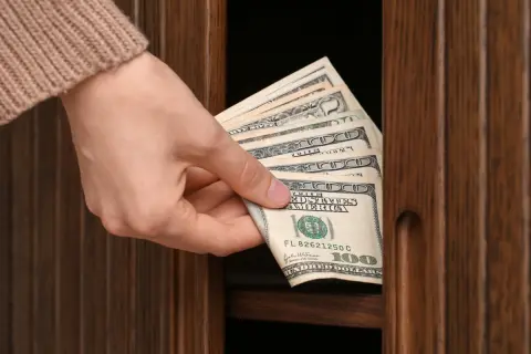 タンス預金「150万円」を生活費に…「自分のお金でも安心」とは限らない？ 税務上の注意点は？