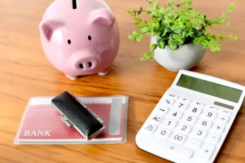 「子ども名義の通帳」に“300万円”貯金！ 成人後に渡す予定ですが、母に「名義預金だから税金かかる」と言われました。税務署に“贈与とみなされる”でしょうか？ 資産移転のポイントを解説