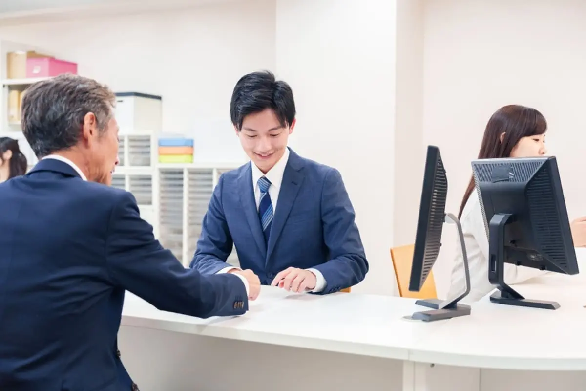 公務員を目指す息子が「県職員」と「市職員」で迷っています。年収や仕事内容にはどんな違いがあるのでしょうか？