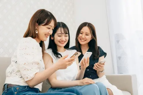 「スマホ代は月9000円くらいだから高くない」と思っていましたが、友人に“それ高くない？”と言われました…。一人暮らしの通信費としては平均的？ 格安SIMにするとどれくらい変わるのか考えます