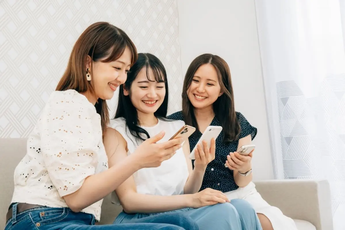「スマホ代は月9000円くらいだから高くない」と思っていましたが、友人に“それ高くない？”と言われました…。一人暮らしの通信費としては平均的？ 格安SIMにするとどれくらい変わるのか考えます