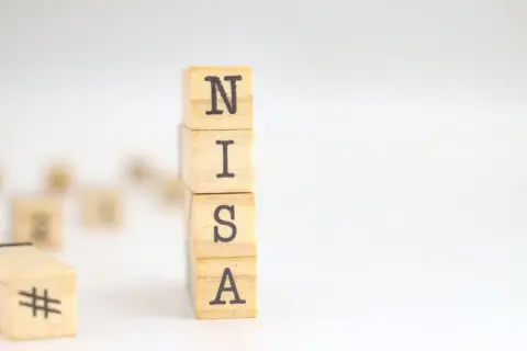 NISAで「S&P500」「オルカン」だけ買ってます。「この2つだけで十分」と聞きますが、結局“ほぼ米国株”ですよね？ リスクも踏まえると「REIT」なども買うべきでしょうか？ 注意点を解説