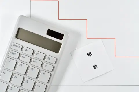 再雇用で“月給35万円”の夫が「年金18万円だから働き損になる」とポツリ…収入が“月53万円なら安泰”のはずが、なぜ「年金カットで損」になるのでしょうか？ 手取り額もシミュレーション