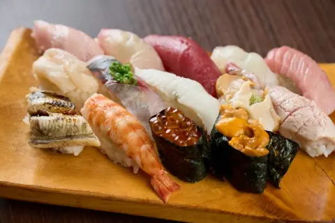 「高級寿司」と「回転寿司」、現場トップの年収・仕事内容はどう違う？