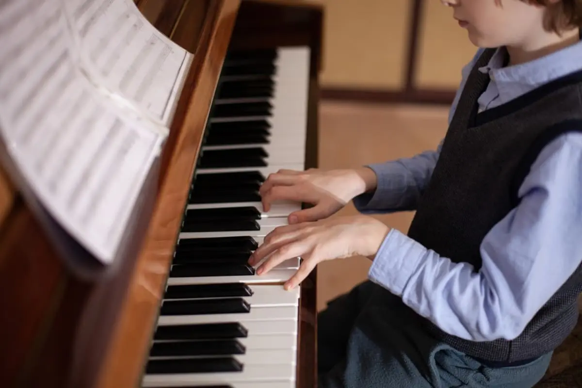 わが家は“年収500万円”で娘に「バレエ・ピアノ」を習わせていますが「みんな塾も行ってる」と言われ、出費“月3万円”以上になりそうです…世の中そんなに“余裕のある家庭”ばかりなのですか？