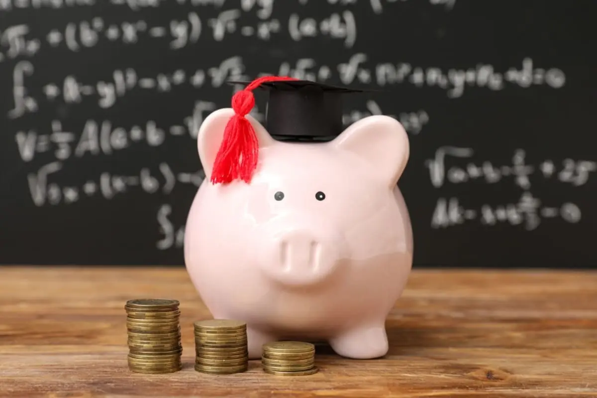 ママ友に「大学は奨学金で行かせる」と話すと「無責任じゃない？」と責められた！ わが家は“子ども2人・年収800万円”ですが、親のお金で大学進学させるのは“常識”ですか？