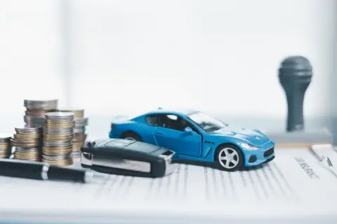 車の買い替えを考えています。普通車から軽自動車に乗り換えると、実際どのくらい維持費は変わるのでしょうか？