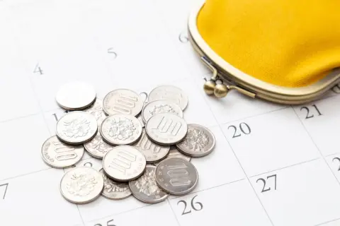 【注意】千円札を「100円玉」に両替したら、なんと“偽造コイン”が出てきた！ ほぼ本物に見えるけど、側面にギザギザがない!? 両替機も通過した「MVSコイン」とは