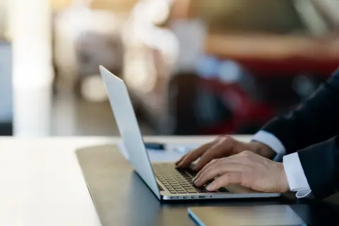 生活保護を受給していますが、在宅ワークを始めたいと考えています。生活保護でPCを購入しても問題ないでしょうか？支給や補助の対象になる場合はありますか？