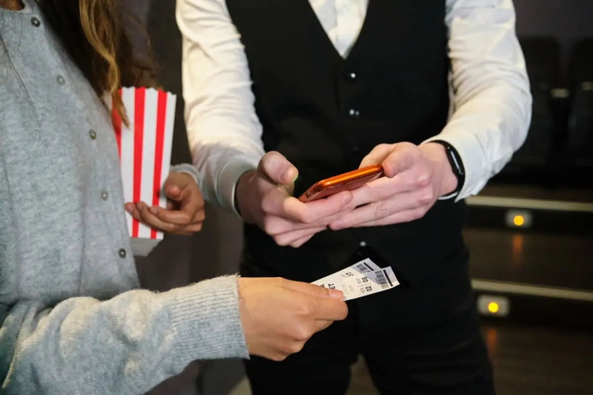 映画チケットを「学生料金1500円」で購入した50代男性。妻は「入場のとき恥ずかしいよ」と言いますが“通信制大学”に通っていても「社会人の学割」はナシでしょうか？