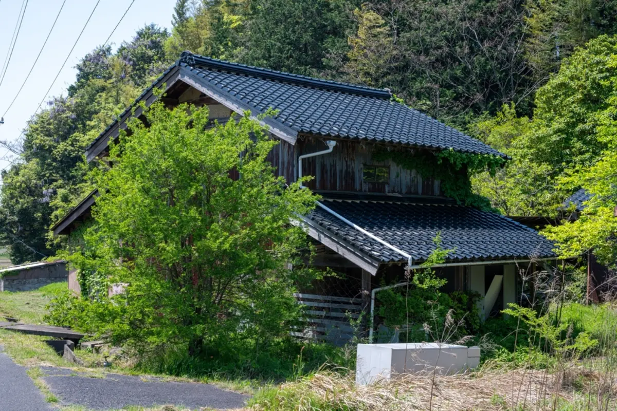 実家の土地と家を相続することになりました。売る予定はないのですが、「固定資産税」がどのくらいかかるのか不安です。住まない家を持ち続けるのは、税金の面で損なのでしょうか？