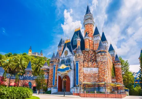 小学校を卒業した後の春休みディズニー、チケットは「小人」で大丈夫？ それとも「中人」になりますか？