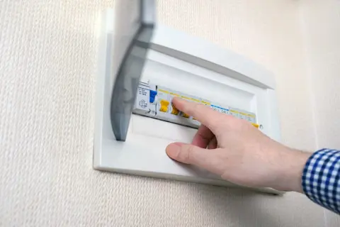 節約系SNSで「ブレーカーを落として待機電力をカットしている」と見かけました。そこまで徹底すれば節約できそうですが、現実的な範囲でどこまで対策すべきでしょうか？