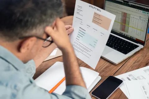 50代の夫が12月末に退職。最後の給与明細で社会保険料が2倍近く引かれていたのですが、なぜでしょうか？