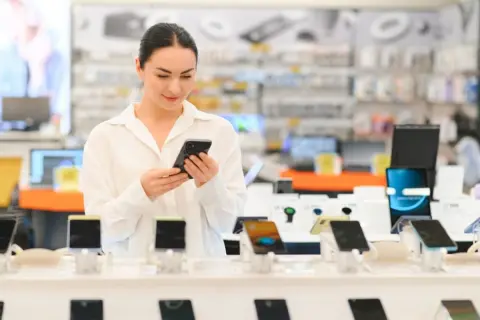 先日発売された「iPhone 17e」。本体10万円前後と聞きましたが、スマホの買い替えは何年ごとが一番お得なのでしょうか？ 修理か買い替えで悩んでいます。