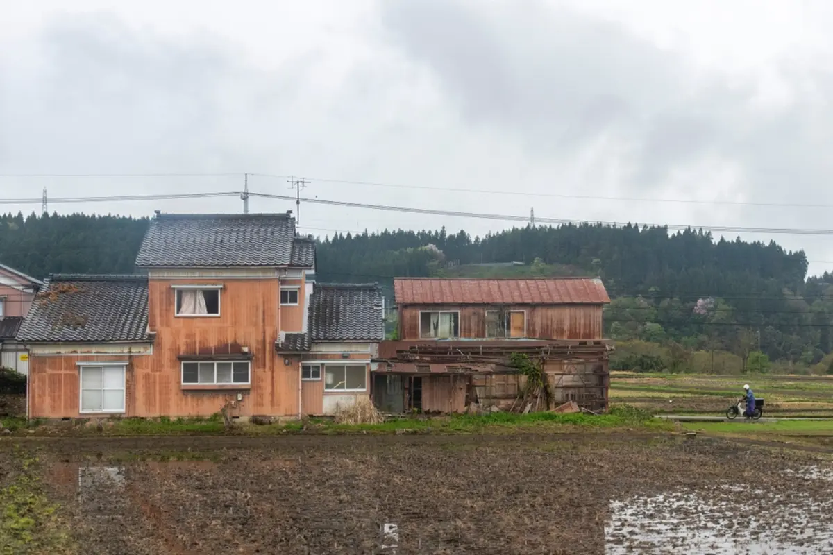 兄名義の実家が危険空き家に。相続放棄もせずに兄が放置していますが、何かトラブルが起こった際は弟の私にも責任は及びますか？
