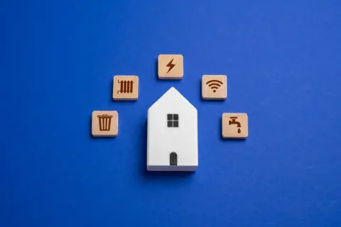 友人から「光熱費を抑えるには、まず“契約内容の見直し”が大事」と言われましたが、電気・ガス・水道それぞれどこに注目すればよいのか分かりません。わが家でも見直す価値があるのでしょうか？