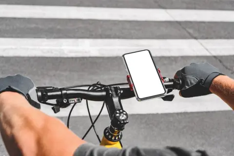 自転車で「スマホの地図」を見ながら遠出が趣味です。妻に“4月から違法”と言われましたが、車で「カーナビを見ながら走行」は問題ないですよね？ 本当に“反則金の対象”になるのでしょうか？