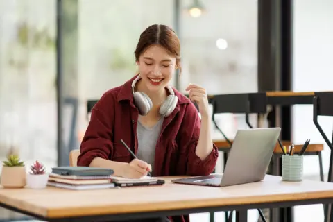 春から私立大学で一人暮らしです。敷金礼金や家具家電で約50万円、家賃8万円や学費・生活費もすべて親に出してもらいます。甘えすぎでしょうか？