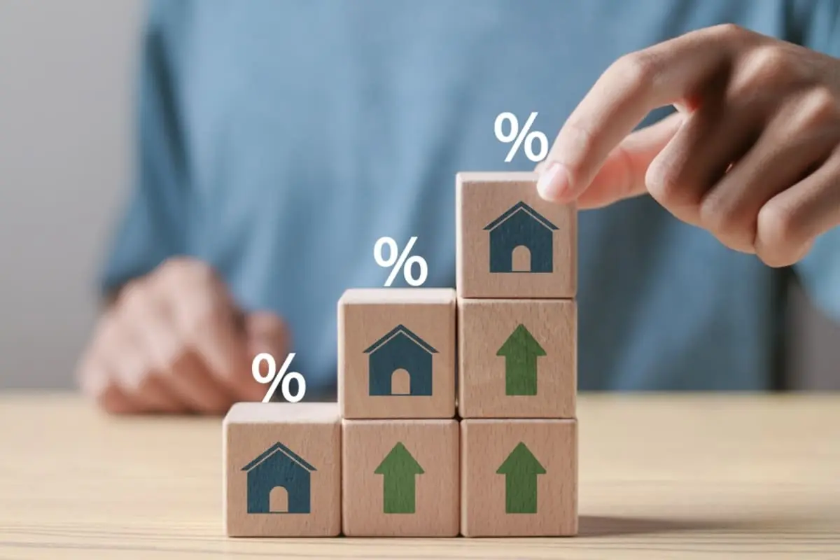 住宅ローン「3000万円」残ってるのに、金利が“0.5％”上昇して不安…返済総額はいくら増えますか？ 友人は「5年・125％ルールがあるから大丈夫」と言いますが、支払いを抑えられるのでしょうか？