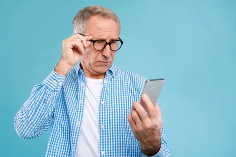 60代の父のスマホ代が「月9800円」…格安スマホにすれば安いのにと思います。高齢者はどれくらい払っているのでしょうか？
