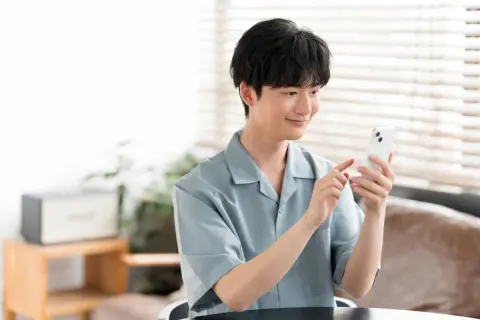 大学進学で一人暮らしを始めた息子のスマホ代、今も親が払っています。仕送りに加えて通信費まで負担するのは一般的？ 格安SIMも含めて“親がどこまで出すべきか”を考えたいです