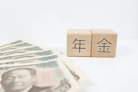 会社員で「年金の最高額」を受け取れるのは“年収いくら”の人？ 日本の平均年収「478万円」だと年金は“月16万円”…受給額の差はどのくらい？ 年収もあわせて比較