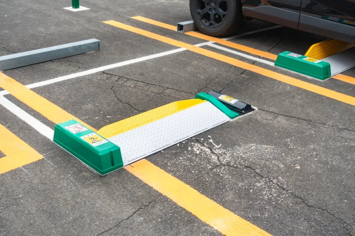 駅前の”コインパーキング”が「30分300円」でした。短時間のつもりが想像以上の料金に！一体なぜ？