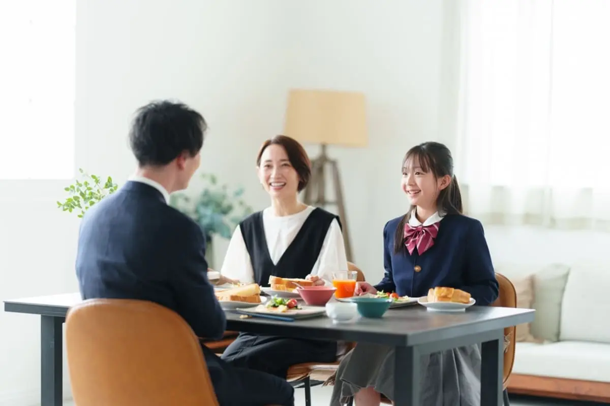 都営住宅に住む友人に「子どもが私立中学に行く」と聞きビックリ！ 学費で「100万円」は必要だと思うのですが、収入制限など超えていないのでしょうか…？