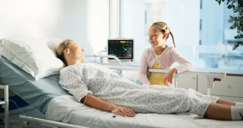 妻の入院費用「18万円」に“高額療養費制度”を利用予定が、窓口で「月末から月初の“月またぎ”なので対象外」と言われショック！ 入院タイミングで「自己負担額が倍」になる理由とは