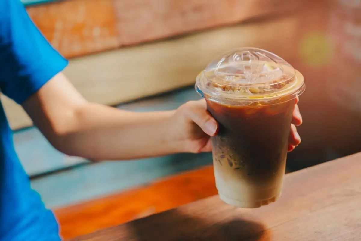 スタバで「440円のコーヒー」を注文して“お代わり150円”のレシートを入手したママ友。「レシートちょうだい」と言ったらドン引きされましたが、本人以外が使うのは“非常識”でしょうか…？