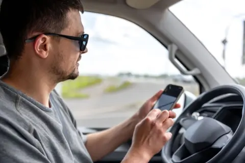 赤信号でカーナビ代わりのスマホを操作していたら1万8000円の反則金… 違反にならずにスマホをナビとして使う方法はありますか？