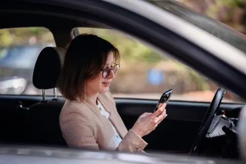 赤信号で停車中「スマホ」を確認したら、友人に「捕まったら反則金2万円近く取られるよ」と言われました。赤信号で危なくないのに、なぜ対象になるのでしょうか？