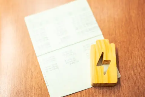 安いと思って契約した調整金なしの新電力、燃料費調整額だけで5000円上乗せされていました。今からでも上限のある電力会社に変えたほうがいいでしょうか？