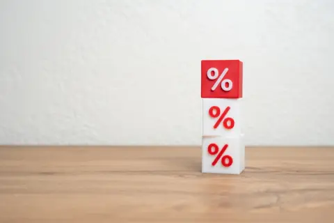 副業で1年間に「30万円」ほど収入が出ました。確定申告をすると本業のほうの税金まで増えると聞きましたが、本当にそんなことが起こるのでしょうか……？