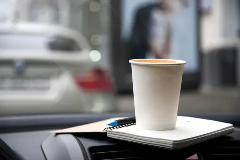 ガソリン価格「1リットル190円超」なのに、通勤手当が“6600円”から上がりません。友人は「JR運賃値上げ分」が支給されるのに、不公平ではないですか？ 価格高騰でも“通勤手当が増えない理由”