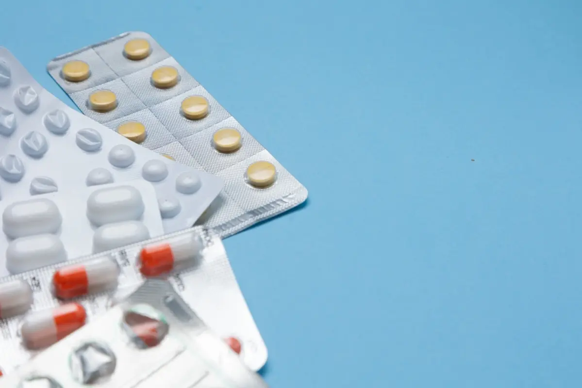 ドラッグストアで買った風邪薬のレシートがあります。確定申告で医療費控除を受けたいのですが、医師の処方箋がない市販薬でも、控除の対象として合算できますか？