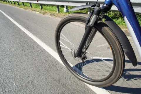 自転車で車道の「右側」を走っていたら、警察官に厳重注意されました。「逆走」扱いで最大“5万円”の罰金刑になるって本当？